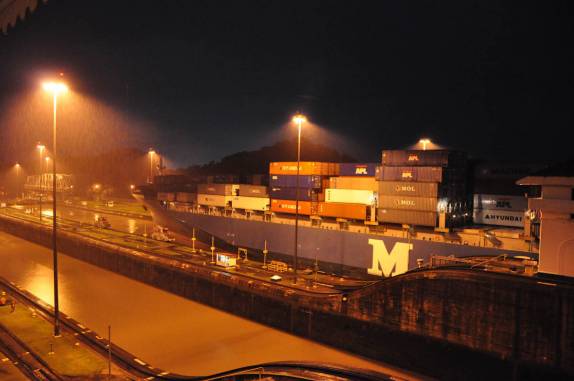 Mesmo de noite e com chuva, o movimento nunca para no Canal do Panamá, ao lado da capital do país, a Cidade do Panamá
